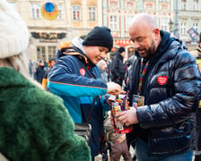 Prezydent Wrocławia Jacek Sutryk zbiera pieniądze do puszki WOŚP